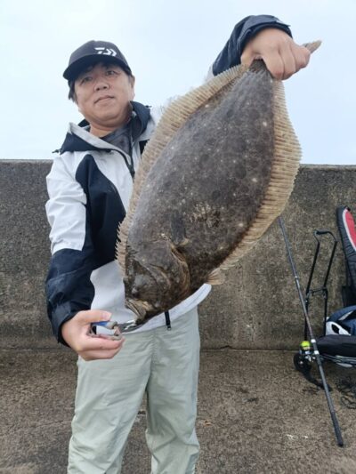 <p>広石様　沖の北内向き　飲ませ釣りでヒラメ65cm！（タモ入れ係高倉）</p>