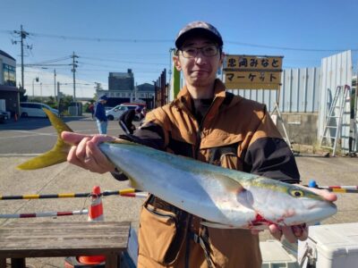 <p>あきら66%様　沖の北外向き　飲ませ釣りでメジロ66cm！</p>