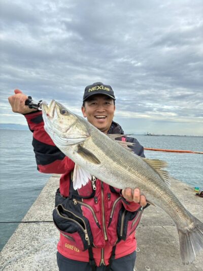 <p>KATO FISHING CLUB 様　沖の北外向き　飲ませ釣りで77cmのスズキ！！！9時頃にヒット！</p>