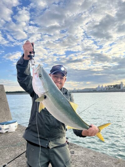 <p>芝様　旧一文字赤灯内向き　飲ませ釣りでブリ！</p>