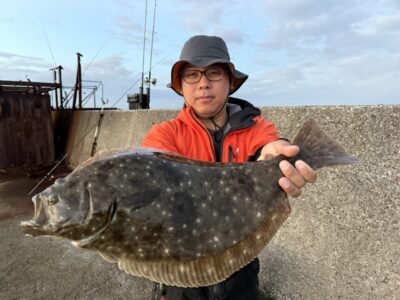 <p>上垣内様　沖の北外向き　飲ませ釣りでヒラメ59cm！6時頃にヒット！</p><p>この後ショアジギでサゴシも釣ってました♪</p>