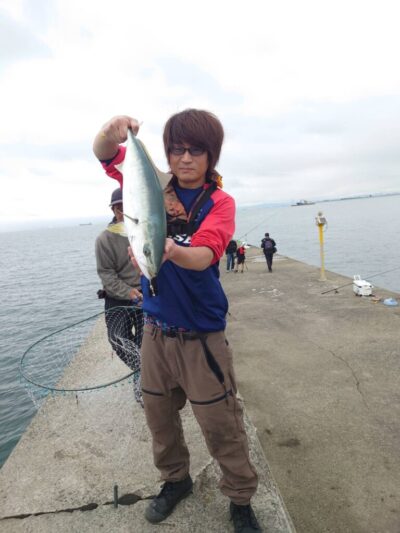 <p>やーたこ様　沖の北外向き　飲ませ釣りでメジロ！11時頃</p><p>朝から釣れてなかった人の後に入って、1投目でヒット！気まずい一匹！</p>
