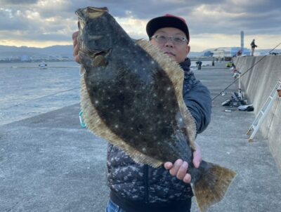 <p>山内様　沖の北内向き　飲ませ釣りでヒラメ63cm！7時半頃にヒット！</p>