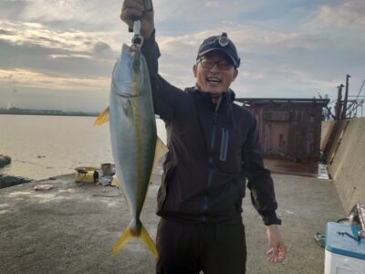 <p>月曜釣り倶楽部　西森様　沖の北　飲ませ釣りでメジロ！7時頃にヒット！</p>