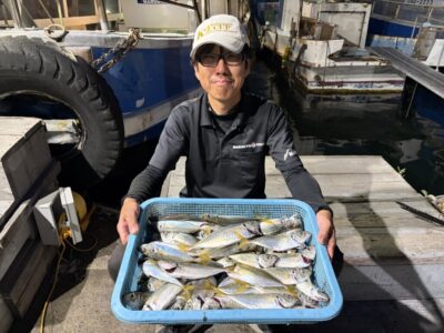 <p>高野様　旧一文字赤灯　サビキ釣り　7時〜9時まで　アジ25cmまで多数🎣夕方は中アジ少しだけとの事でした💦</p>