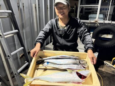 <p>まゆげの釣り日記様　沖の北　ショアジギでサゴシ3匹🎣アジ飲ませでメジロもGET✨</p>