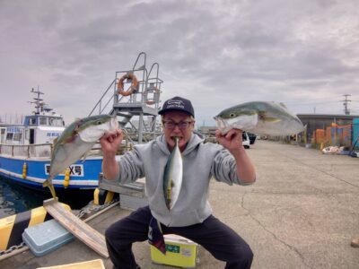 <p>チャイニーズキッチン・ダイチャン様　沖の北　メジロ2本！1つは飲ませ釣りで、もう1つは堤防で拾ったルアーをサビキ竿で投げて釣ったそうです♪</p>