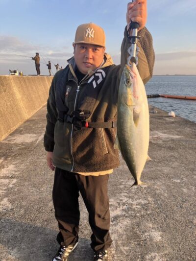 <p>KATO FISHING CLUB 様　沖の北　飲ませ釣りでメジロ65cm！7時頃にヒット！</p>