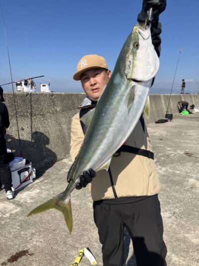 <p>KATO FISHING CLUB様　沖の北　飲ませ釣りでブリ90cm！！！11時頃にヒット！</p>