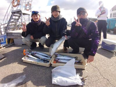 <p>魚に指を釣られたBOY様　沖の北　ショアジギでサゴシ大漁！</p><p>自力で抜いたそうです…根性ありますね。他にも1人指に針刺さってる方がいました。最近多いです。ちゃんと長いプライヤー使いましょう！</p>