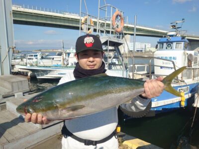 <p>藤井様　沖の北　ショアジギでブリ80cm！初ブリおめでとうございます！</p><p>ランディングはアズーロLLネットでした♪</p>