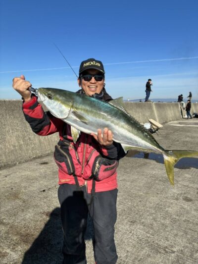<p>KATO FISHING CLUB様　沖の北　飲ませ釣りでブリ90cm！9時40分にヒット！</p>