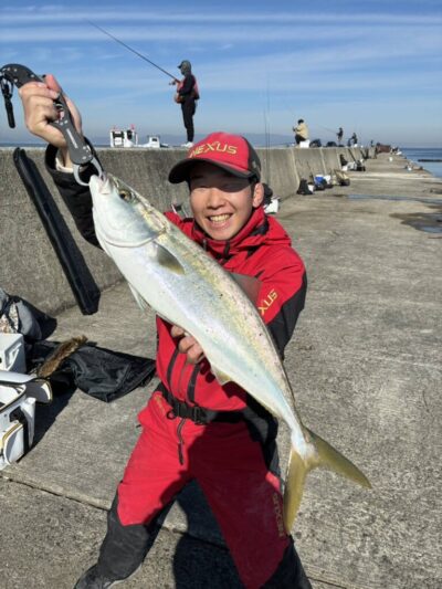 <p>東京からお越しのKFC蔵人様　沖の北　飲ませ釣りでメジロ68cm！！！10時50分にヒット！</p>