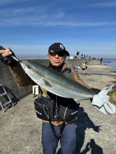 <p>KATO FISHING CLUB様　沖の北　飲ませ釣りでメジロ66cm！11時50分にヒット！</p>