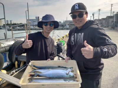 <p>NARITA FISHING CLUB様　沖の北　ショアジギでサゴシ！2人ともドヤってますが、片方ボウズです♪</p>