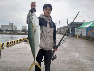 <p>沖の北　飲ませ釣りでブリ87cm！！！</p>