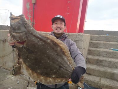 <p>太田様　旧一文字赤灯外向き　飲ませ釣りで座布団ヒラメ77cm！！！6時半にヒット！</p>