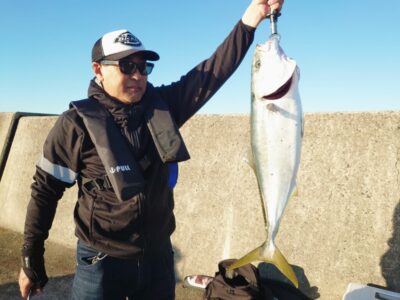 <p>沖の北　ショアジギでブリ！！！7時50分にヒット！今年はカタクチがまだ残っているのでルアーでもメジロ・ブリがかかります。</p>