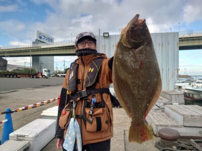 <p>あきら61%様　旧一文字赤灯内向き　飲ませ釣りでヒラメ61cm！！！10時半にヒット！</p>