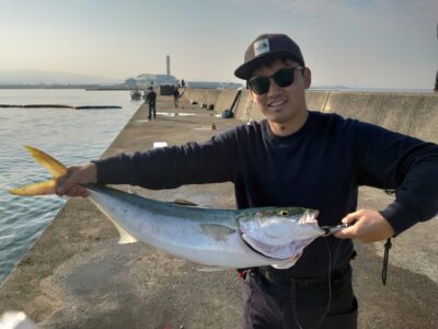 <p>山下様　沖の北　飲ませ釣りでブリ90cm！！！8時半頃にヒット！</p>