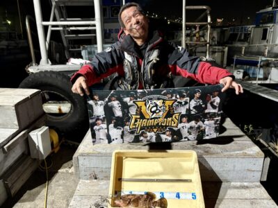 <p>🐯クレヨン島ちゃん🖍️   旧一文字赤灯　エビ撒き釣りでアコウ33cm🎣　18:30頃🐟40cm級アコウをタモ入れ時　痛恨のバラシ😹 明日アコウrevenge🎣</p>