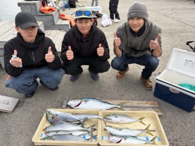 <p>細川様　沖の北　ショアジギでサゴシ・ハマチ🎣アジ飲ませではメジロも GET✨</p>