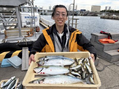 <p>堺刃物のカモシタ様　沖の北　ショアジギでサゴシ3匹とハマチ🎣</p>