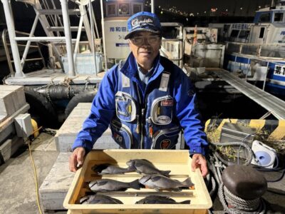 <p>荒木町のみっちゃん様　旧一文字白灯　ヌカ切り　グレ6枚🎣サバが多くふかせ釣りの方も苦戦の様子でした💦</p>