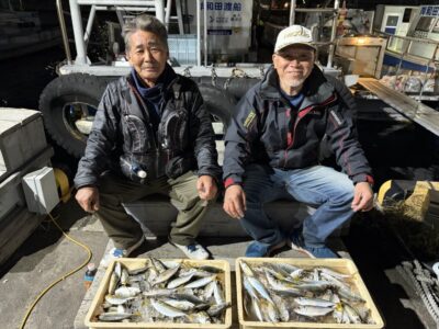 <p>磯田名人&白田名人　旧一文字赤灯　サビキ釣り(竿下)  中アジ大漁🎣真昼間から良く掛かってました♪♪</p>