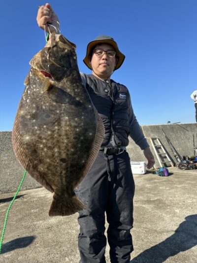 <p>上垣内様　沖の北外向き　飲ませ釣りでヒラメ76cm！！！11時頃にヒット！</p>