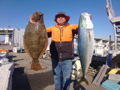 <p>上垣内様　沖の北外向き　飲ませ釣りでヒラメとメジロ！！！2日連続ヒラメゲット♪タモ入れ係はいつもの⑨さん。</p>