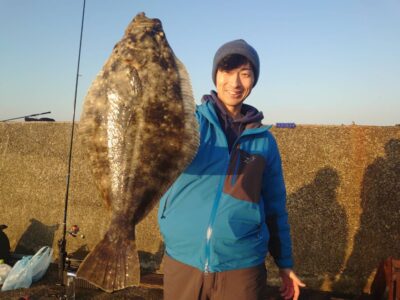 <p>NFC成田様　沖の北外向き　胴突飲ませでヒラメ62cm！</p><p>20cmくらいの大きめアジをちょい投げで7時40分にヒット！</p><p>飲ませ釣りでの初釣果＆初ヒラメおめでとうございます！</p>