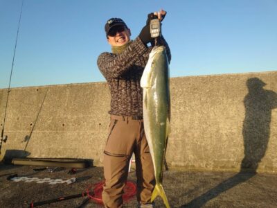 <p>沖の北外向き　飲ませ釣りでブリ85cm！7時半頃にヒット！</p>