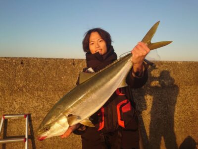 <p>ナカジマ様　沖の北　胴突飲ませでブリ84cm！7時20分にヒット！</p><p>追記、この後9時頃にメジロも追加♪</p>