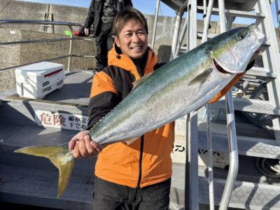<p>すし処むらた🍣様　沖の北　飲ませ釣りでブリ85cm！！！</p><p>10〜15分おきに仕掛けを入れなおす。餌は元気なものに。とにかくまめにやる事がコツです。放置はダメですよ！</p>