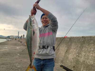 <p>市村様　沖の北　ショアジギでブリ！8時半頃にヒット！</p>
