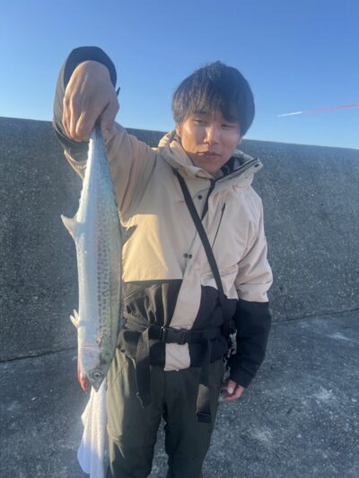 <p>橋本様　旧一文字赤灯　ショアジギ　サゴシ🎣15時過ぎにヒット♪♪</p>