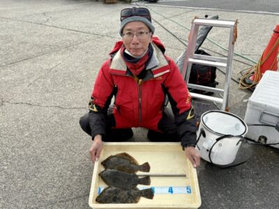 <p>西山様　沖の北　投げ釣り　カレイ30.5cmまで3枚✨7時頃に釣れたそうで、ダブルで掛かってきたとの事でした♪♪カレイWANTED🏆第2号✨無料渡船券2枚GETおめでとうございます🎉</p>