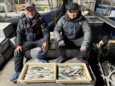 <p>白田名人&芝迷人　旧一文字赤灯　サビキ釣り(竿下)　11時〜17時まで　アジ23cmまで多数🎣</p>
