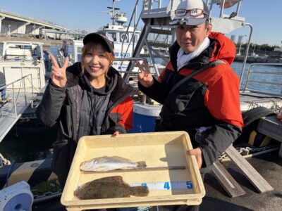 <p>釣り神様いらっしゃい様　沖の北　投げ釣り　カレイ32cmとイシモチ🎣</p>