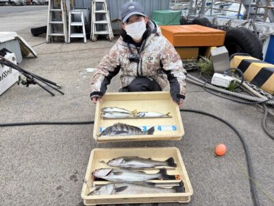 <p>ひまわり様🌻最終釣果　 中波止3番 エビ撒き  ハネ47.5cm・サバ3匹🎣他ハネ〜57cmまで2匹とチヌは船長釣果♪♪</p>