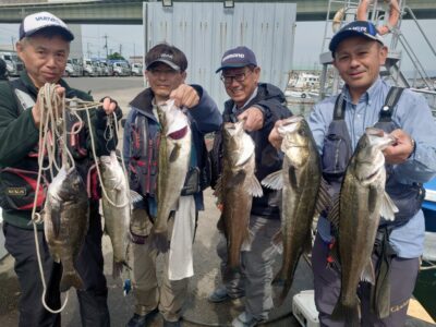 <p>今日はハネ研様の例会でした♪</p><p>福山会長様　沖の北　ハネ65.2cm×2本！</p><p>三谷様　沖の北　ハネとチヌ！</p><p>鳩山様　赤灯　先端内向きでハネ4本（3本リリース）</p><p>岩田様　赤灯　先端外付けでハネ68cm！</p><p>沖の北と赤灯の灯台まわりはかなり深い（タナ6〜7ヒロ）ので、壁際の中層周辺を狙うようにしてください。今日も皆さん壁際で2〜3ヒロがパターンのようでした。朝一は根魚で底狙い、日が昇ってからは浅タナでハネ狙いって感じです。</p>