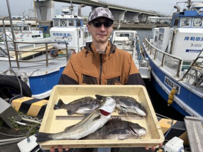 <p>島田様　旧一文字白灯　エビ撒きでハネ45.5cmとチヌ37cmまで3枚🎣7時半〜8時と10時〜10時半に釣れたそうです♪♪</p>