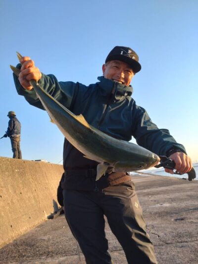 <p>坪井様　沖の北　ショアジギでメジロ！5時半頃にヒット！</p>