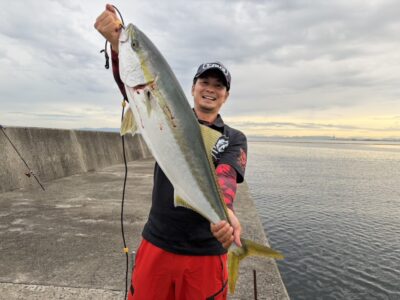 <p>すし処むらた🍣様　沖の北かなり奥の方　飲ませ釣りでブリ！6時頃にヒット！</p><p>奥の方の内向きでもかろうじてアジは釣れたそうです。2人で7匹…。</p>