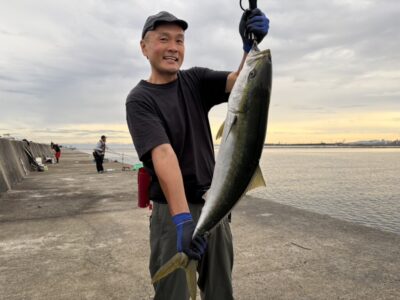 <p>岡田様　沖の北かなり奥の方　ジャックアイ・マキマキでブリ87cm！！！6時頃にヒット！</p><p>&nbsp;</p>