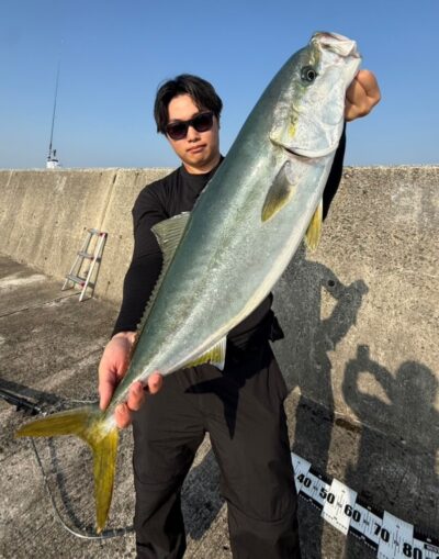 <p>よしてる様　沖の北　ジャックアイ・マキマキ　岸一ピンク30gでメジロ70cm！7時頃にヒット！5時半便で渡ったのでかなり奥の方。</p><p>5時頃の時合いの後、ベイトは沢山いるけど、波気無し潮も動いてなくて雰囲気は無かったんですが…諦めないって大事です。</p>