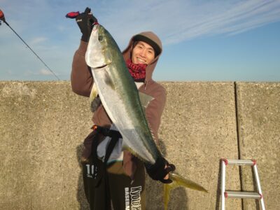 <p>前回はメジロを釣って絶好調の藤岡君　沖の北　ビッグバッカーでブリ93.5cm！6時にヒット！</p><p>（タモ入れ係→キャッチャー中村様）</p>