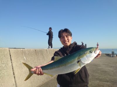 <p>沖の北　Rスピンでメジロ70cm！6時50分にヒット！後ろに写ってる相方さんには巨大エイがヒット♪</p>