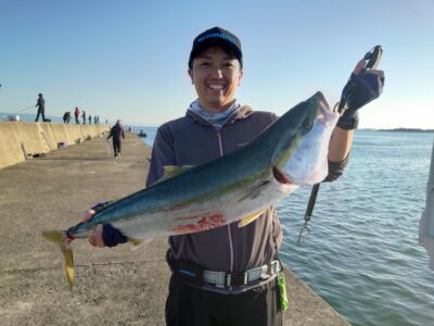 <p>炭家様　沖の北　ショアジギでブリ！6時頃にヒット！</p>